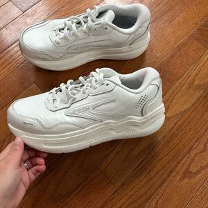 White Brooks Ghost Max Leather Shoes women’s size 9.5